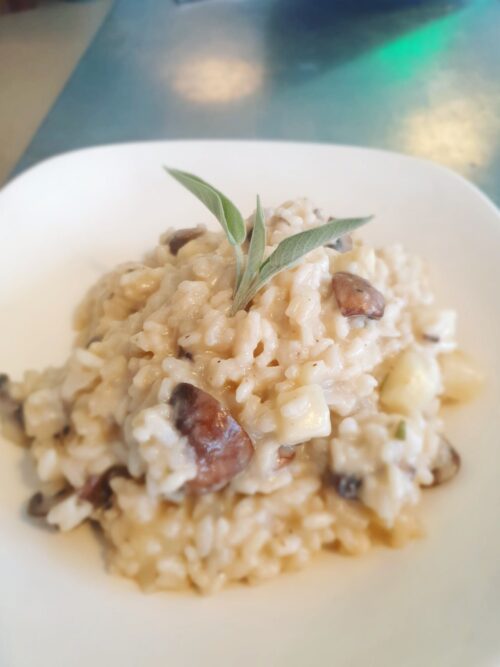 Risotto met kastanje champignons, geroosterde knolselderij en Parmezaanse kaas