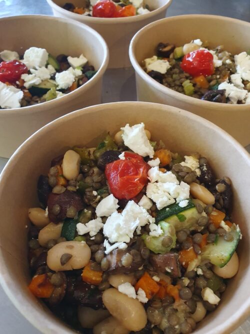 Salade herfstgroenten, linzen, witte bonen, feta, walnoten en vinaigrette
