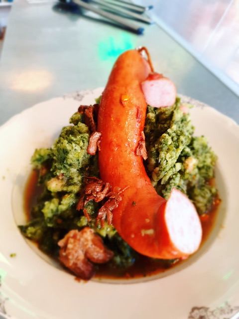 Boerenkool stamppot met spek, een halve rookworst van de slager en heerlijke jus van draadjesvlees