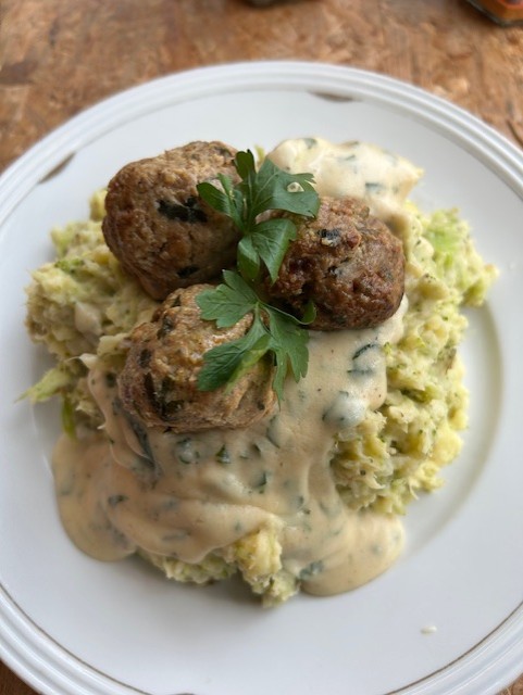 Stamppot broccoli en bloemkool met een kaassaus met kaas van Van Zeeburg en gehaktballetjes