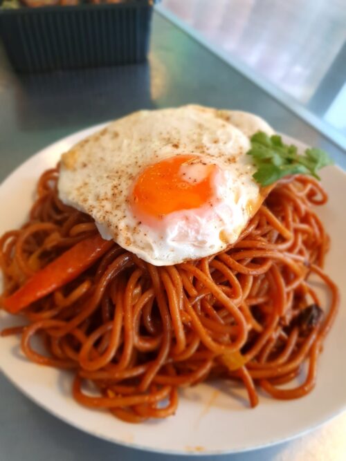 Weekhap €9,95 - Surinaamse bami met lekker veel groenten en een spiegelei