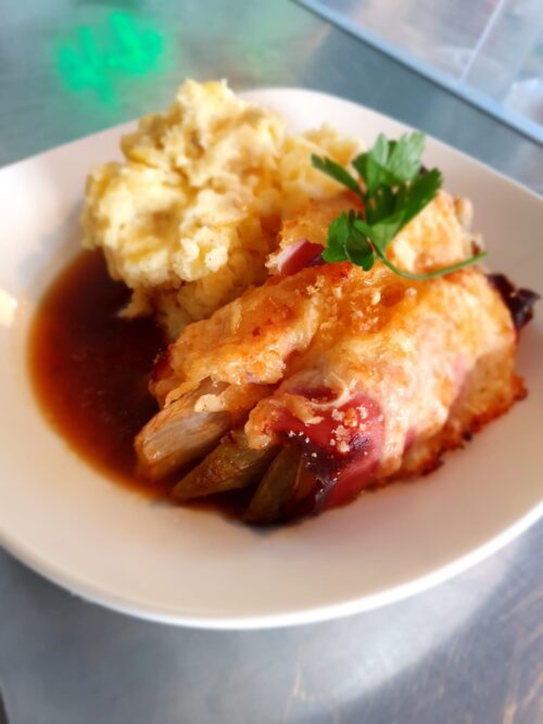 Witlof gegratineerd met ham en kaas, aardappel puree en jus