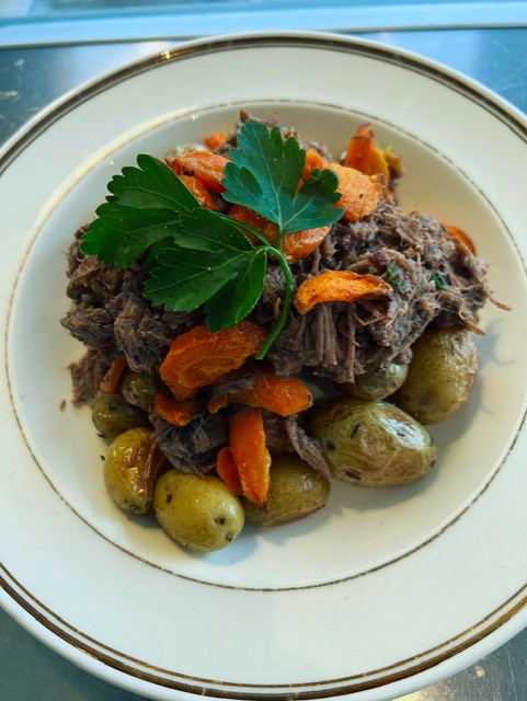 Boef bourguignon van rund en spek gestoofd in rode wijn met champignon, geroosterde wortel en krieltjes