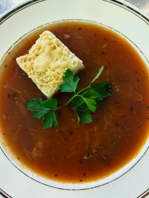 Franse uiensoep van een bouillon getrokken van lekker veel runderschenkels met een kaascrouton