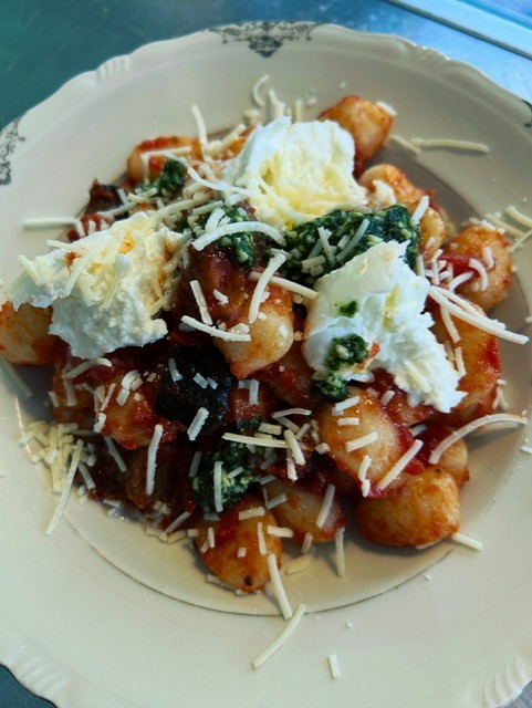 Gnocchi in een volle tomatensaus met aubergine, courgette en paprika. Lekker met mozzarella, Parmezaanse kaas en verse pesto