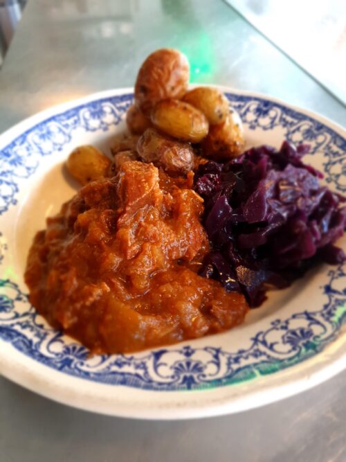 Hachee met geroosterde aardappeltjes en rode kool