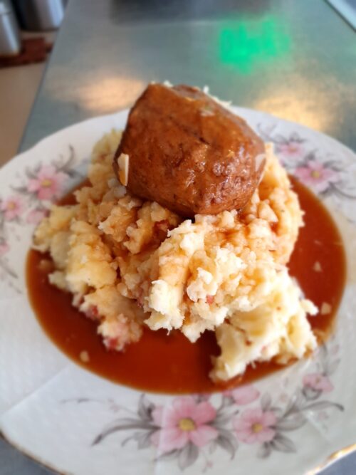 Heerlijke stamppot zuurkool met spekjes, jus en een ferme slagersgehakt-bal van onze top slager Anton Smit