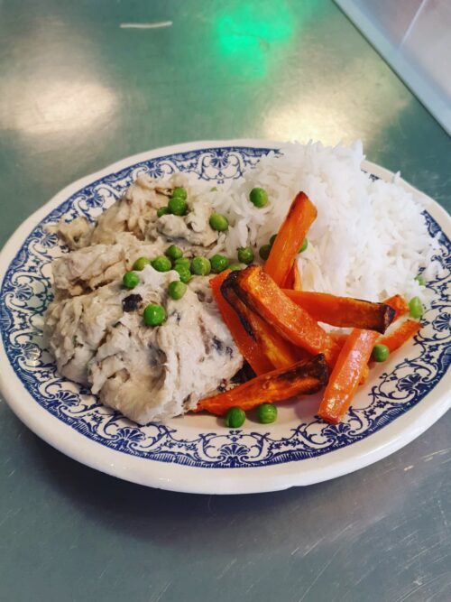 Kippen ragout met champignons, witte rijst en geroosterde wortel