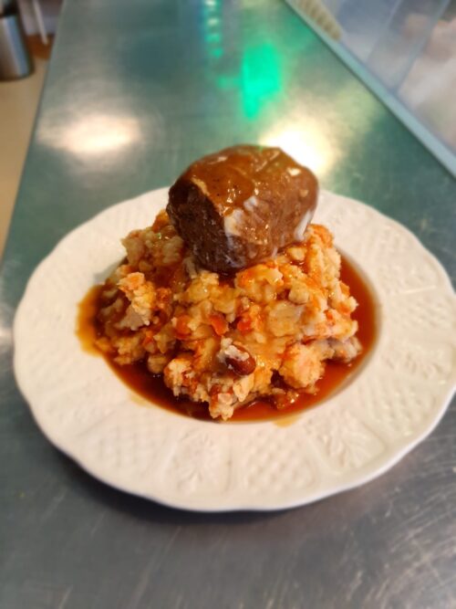 Oe lekker bij dit weer!  Hutspot met bruine bonen, jus en een slagers gehaktbal