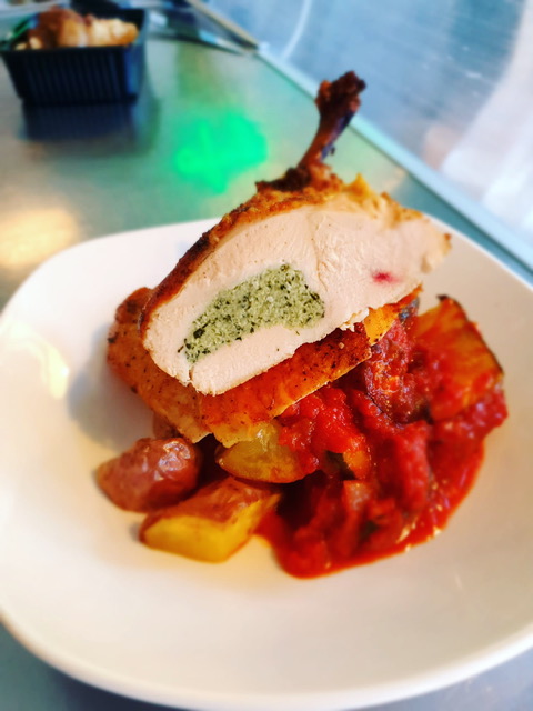 Parelhoender suprême gevuld met pesto. Met geroosterde aardappeltjes en ratatouille