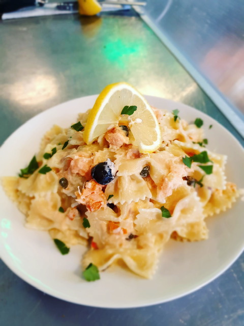 Pasta gerookte zalm met roomsaus, kappertjes en zwarte olijven