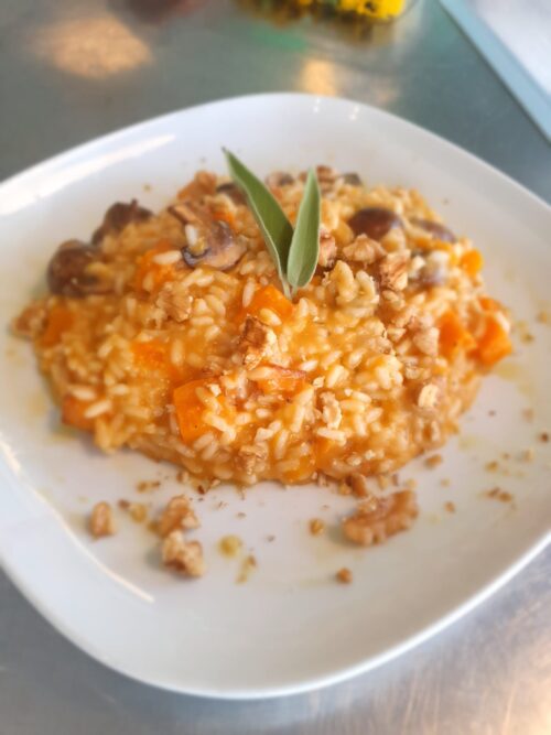 Pompoenrisotto met kastanje champignons en walnoten