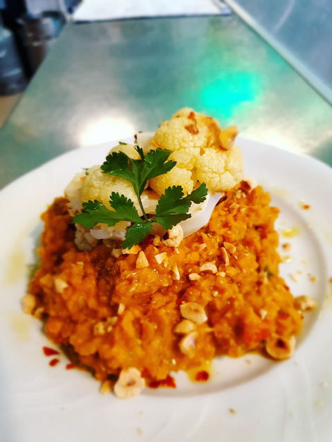 Romige dahl van rode  linzen en tomaat. Met bloemkool en geroosterde hazelnoten