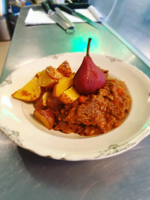 Runderstoof met geroosterde aardappeltjes en een stoofpeertjes