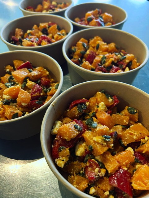 Salade geroosterde pompoen met paprika, feta en pompoenpitten