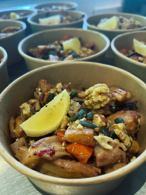 Salade geroosterde wintergroenten met blauwe kaas, walnoot en granaatappelpitten-dressing