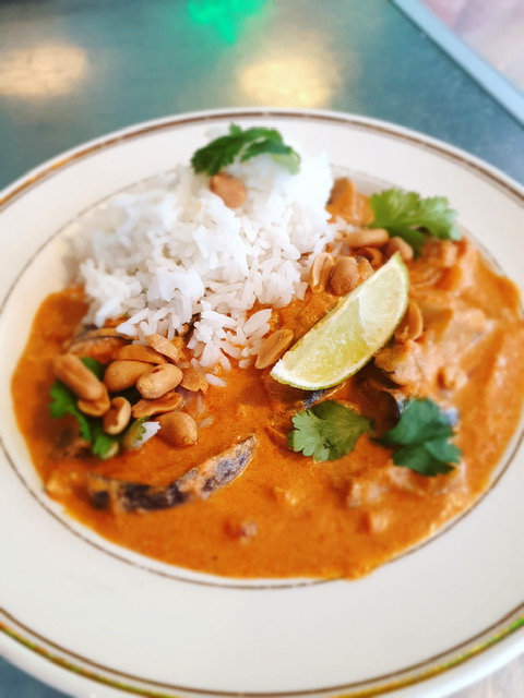 Thaise milde curry met aubergine, geroosterde pinda’s en witte rijst