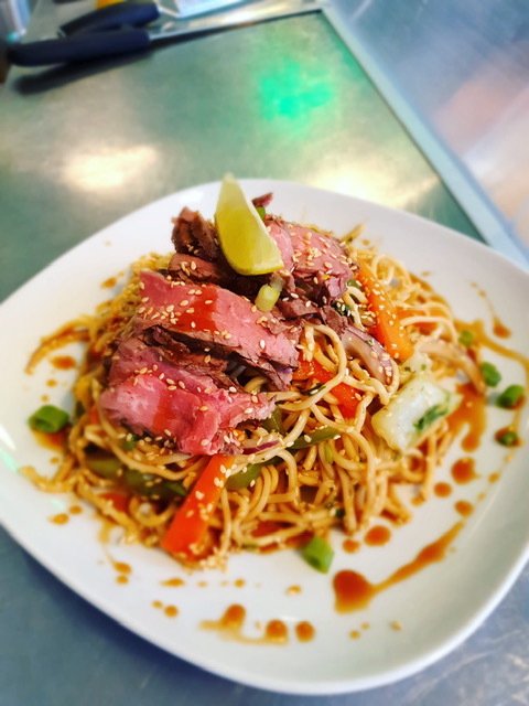 Thaise noodlesalade met dungesneden en geroosterd rundvlees, paksoi, paprika, wortel en soja dressing