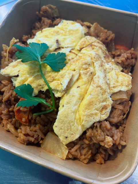 Weekhap €9,95 nasi met lekker veel geroosterde groenten en een omeletje