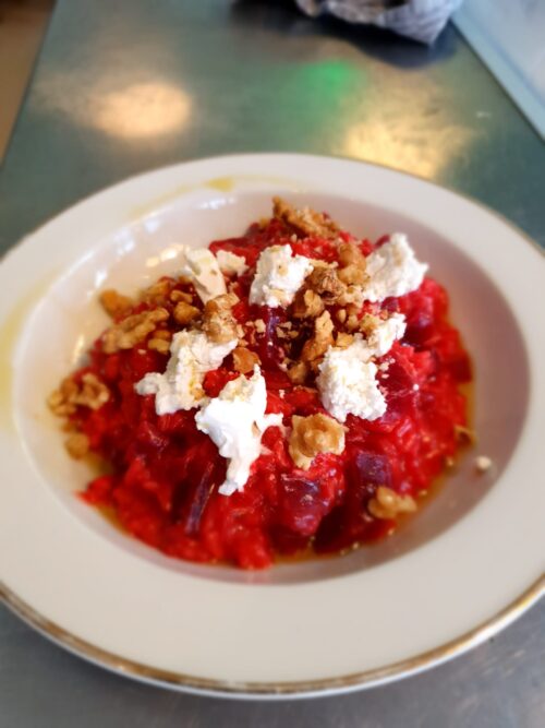 Risotto met geroosterde bietjes, pecorino, walnoten en frisse jonge geitenkaas