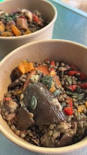 Linzensalade met geroosterde groenten en pompoenpitten