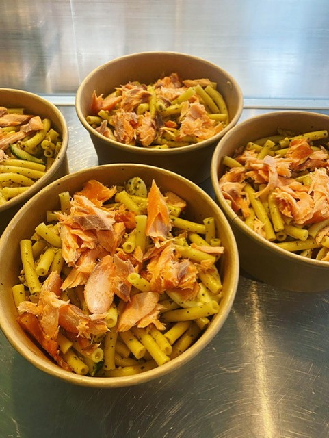 Pasta pesto salade met gerookte zalm