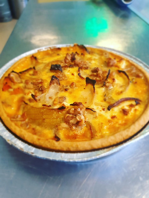 Quiche met geroosterde pompoen, gekarameliseerde ui, feta en walnoten