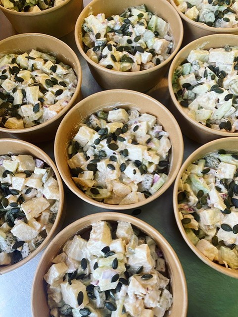 Salade gepofte knolselderij met mierikswortel-dressing, walnoot en komkommer