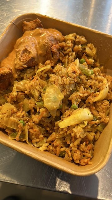 Weekhap €9,95 nasi met lekker veel groenten en sate van kalkoen