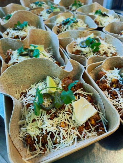 Mexicaanse burrito met een kruidig gehaktmengsel, Parmezaanse kaas en huisgemaakte ingelegde jalapeno