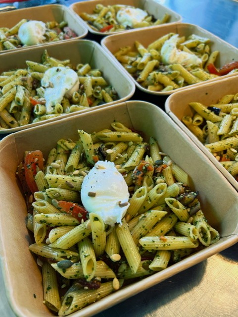 Pasta pesto salade met een gepocheerd eitje