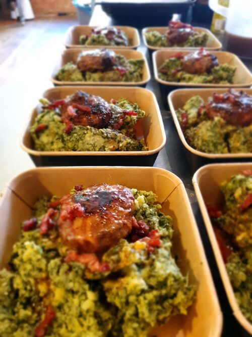 Stamppot boerenkool met een slavink, krokante spekjes en jus