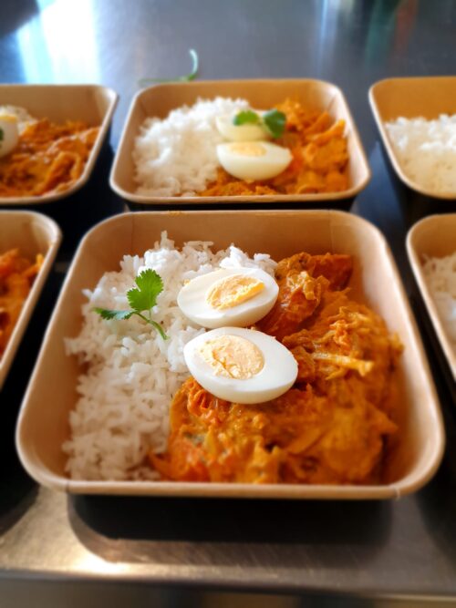 Indiase curry vol met groenten, witte rijst en een gekookt ei