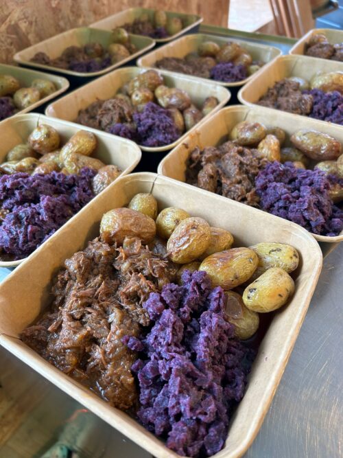 Ouderwets lekkere hachee met gestoofde rode kool met appeltjes en krieltjes uit de oven