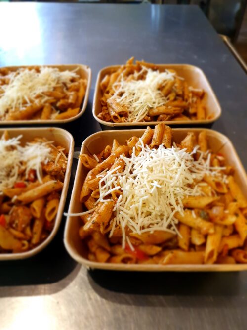 Penne met kip, tomatensaus, pesto, olijven en kappertjes