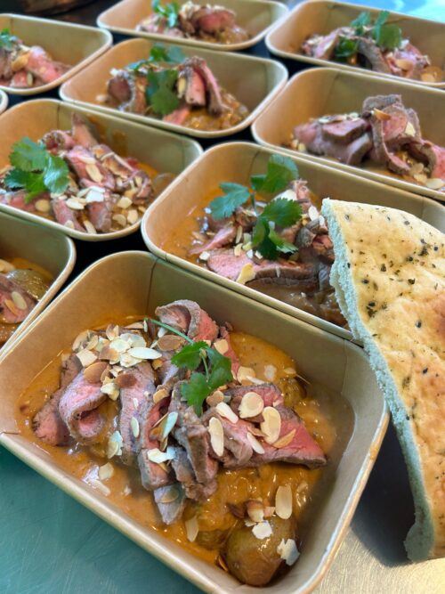 Indiase Korma met biefstuk, bloemkool, aardappeltjes en een knoflook naan