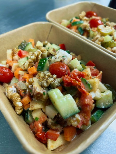 Frisse rauwkostsalade met geitenkaas, walnoot en citroen-vinaigrette