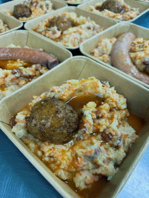 Hutspot met bruine bonen, jus en een half om half gehaktbal of een rookworst