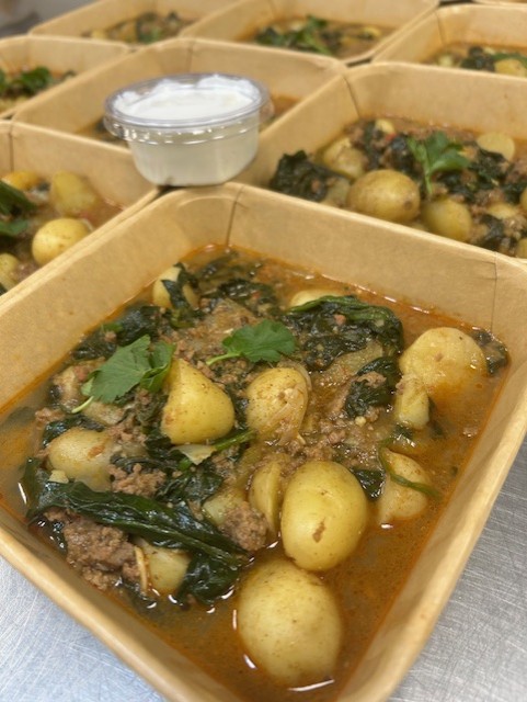 Indiase aardappelcurry met gehakt, verse spinazie en yoghurt