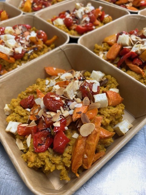 Indiase dahl van rode linzen met lekker veel geroosterde groenten en amandel