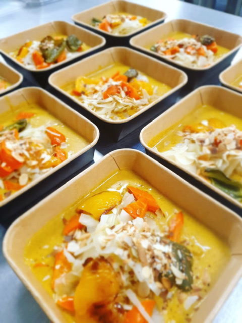 Indiase groentencurry met geroosterde amandelen en Libanees Platbrood