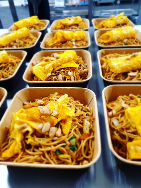 Indische vegetarische noodles met groenten, omelet en geroosterde pinda's