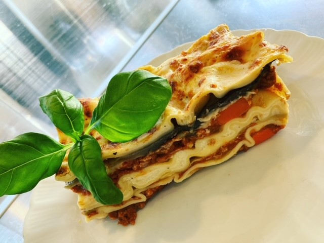 Bezorging op dinsdag 3 – 11: Lasagna met in knoflookolie geroosterde groenten, tomaat, basilicum, romige béchamelsaus en Parmezaanse kaas