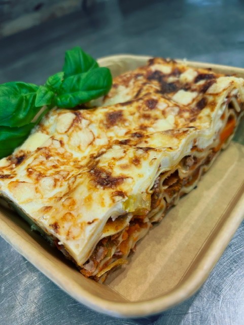 Lasagne bolognese met rundergehakt, romige bechamelsaus en Parmezaanse kaas