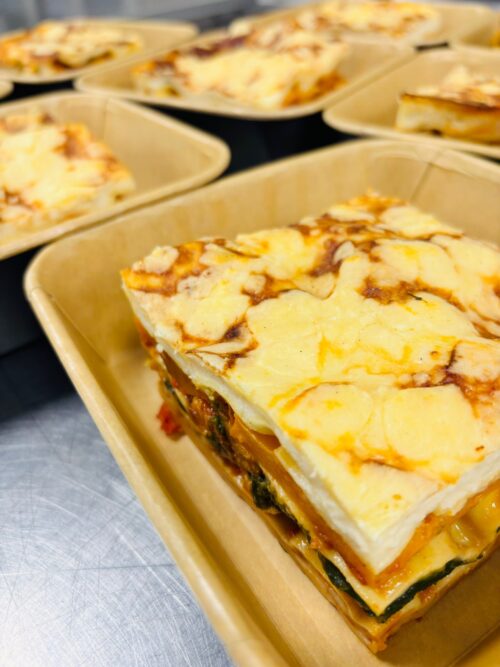Lasagne met tomaat, pompoen, spinazie, romige bechamelsaus en Goudse kaas
