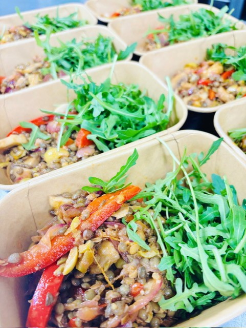 Linzensalade met paprika , rode ui en champignons