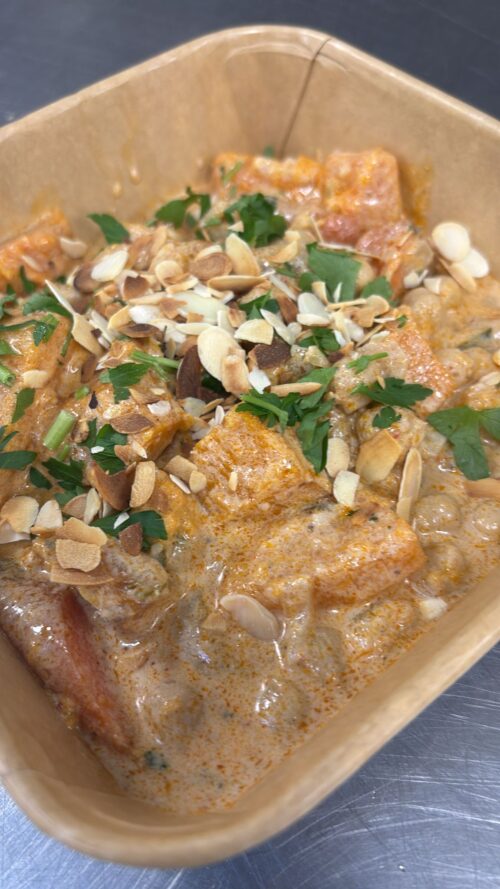 Massaman curry met kikkererwten, wortel, platbrood en geroosterde amandelen