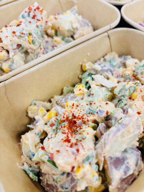 Mexicaanse aardappelsalade met mais, rode ui en koriander