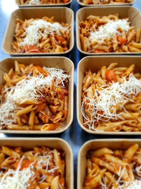 Pasta kip, tomatensaus met wortel, kappertjes en olijven