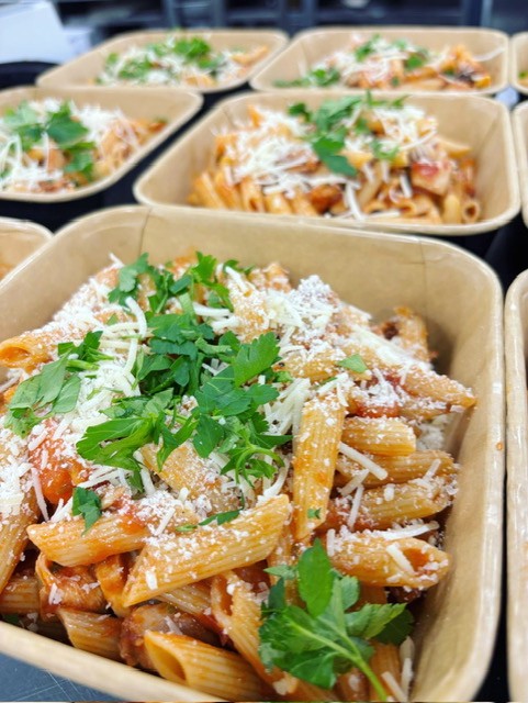 Penne met kip, kappertjes en olijven in tomatensaus met Parmezaan